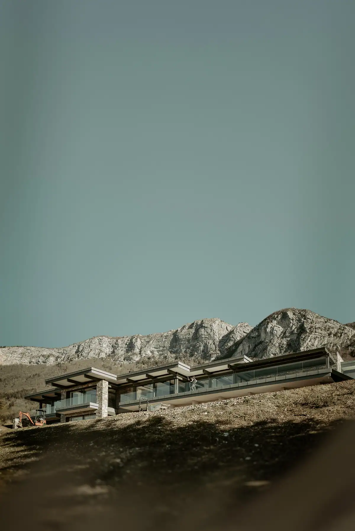 Villa contemporaine intégrée dans un paysage de montagne