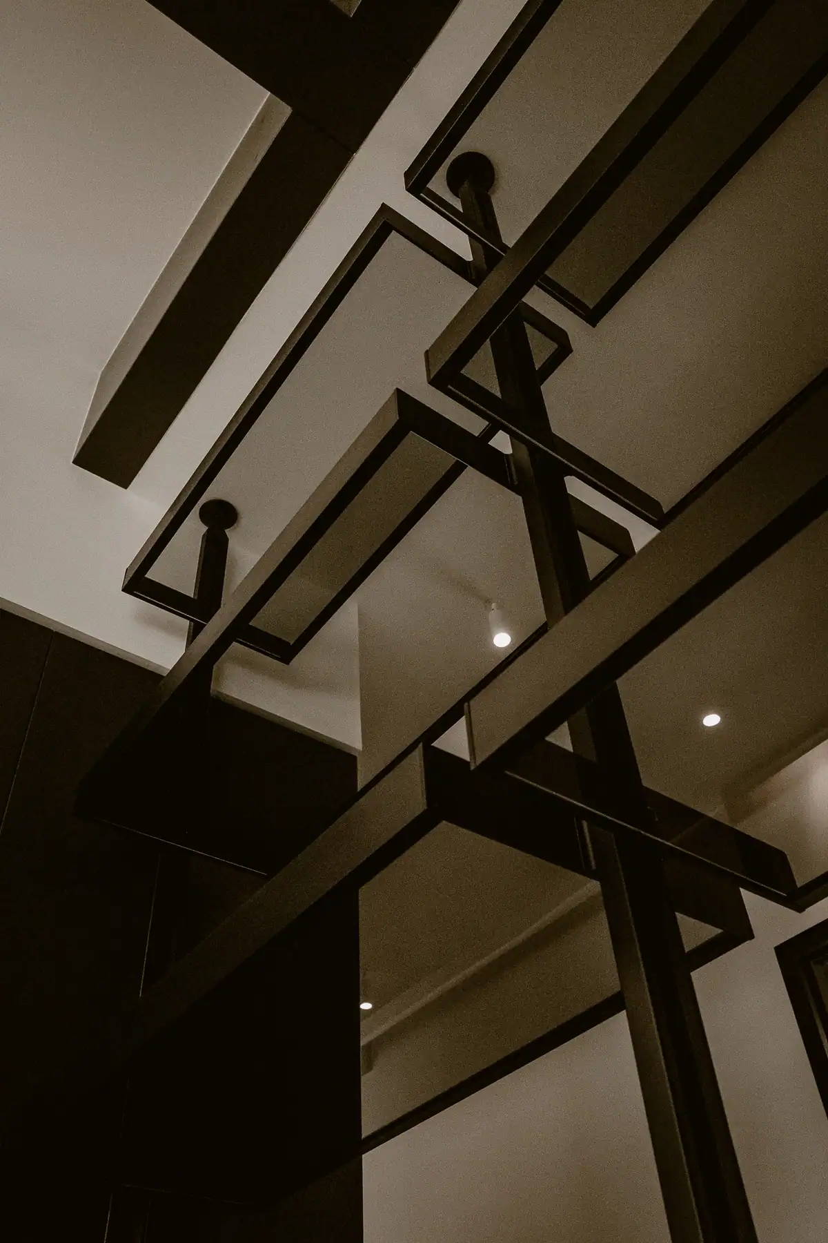 Luminaire suspendu géométrique noir dans un intérieur contemporain Rimadesio