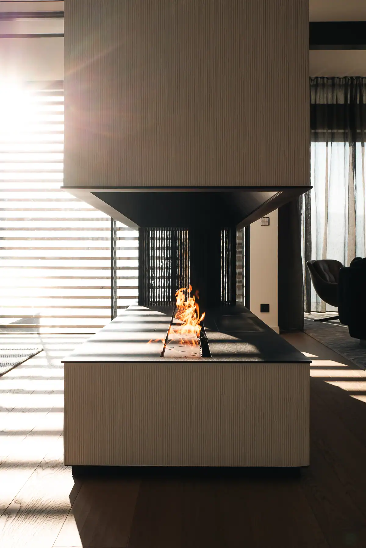 Cheminée centrale contemporaine avec foyer linéaire dans un salon haut de gamme