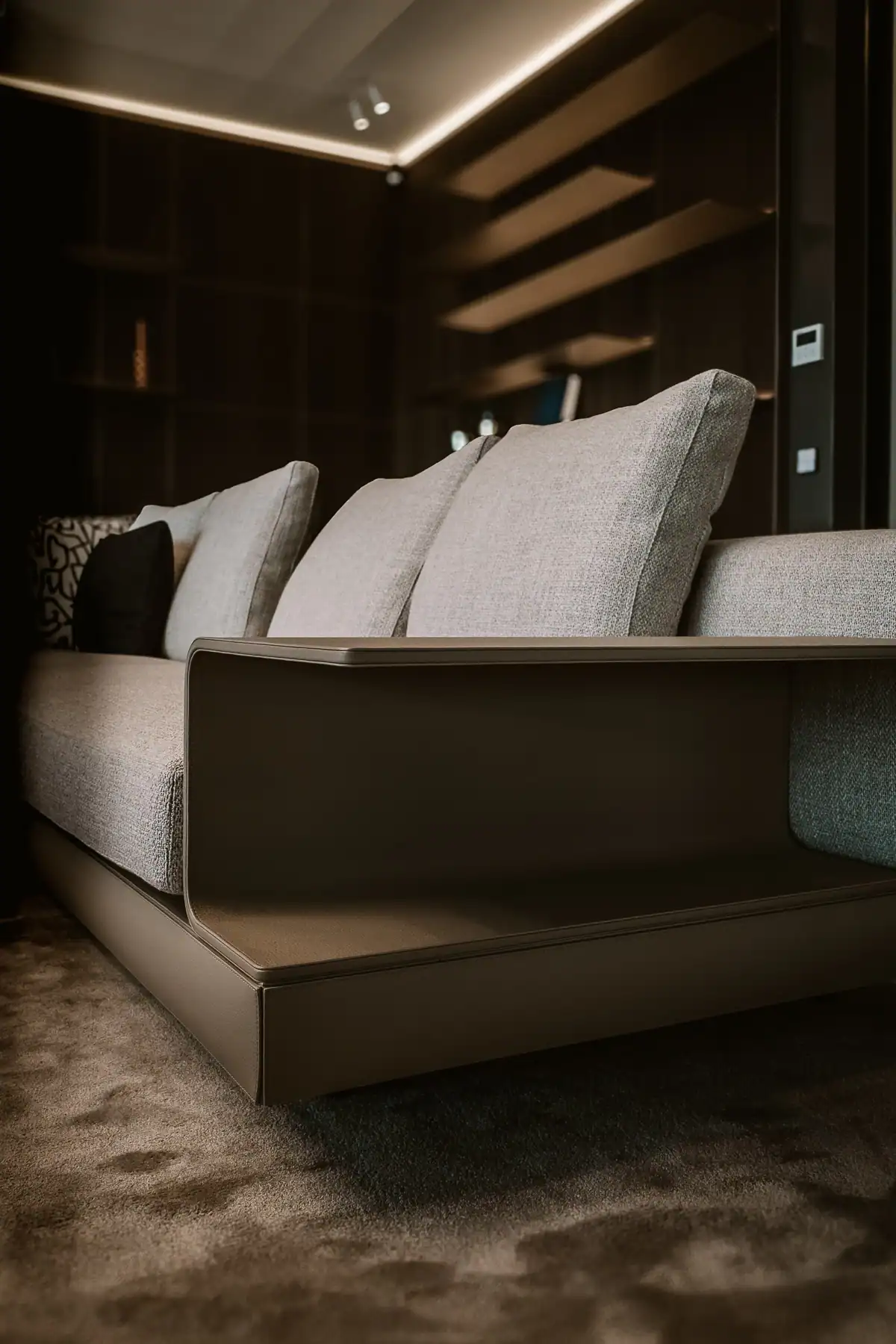 Canapé Flexform Harper en tissu clair avec accoudoir-console en cuir