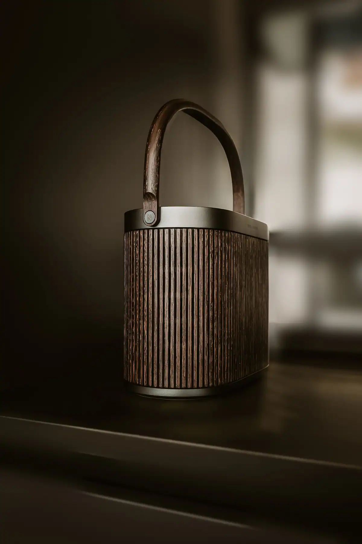 Enceinte Bang & Olufsen Beosound A5 Dark Oak dans un intérieur contemporain