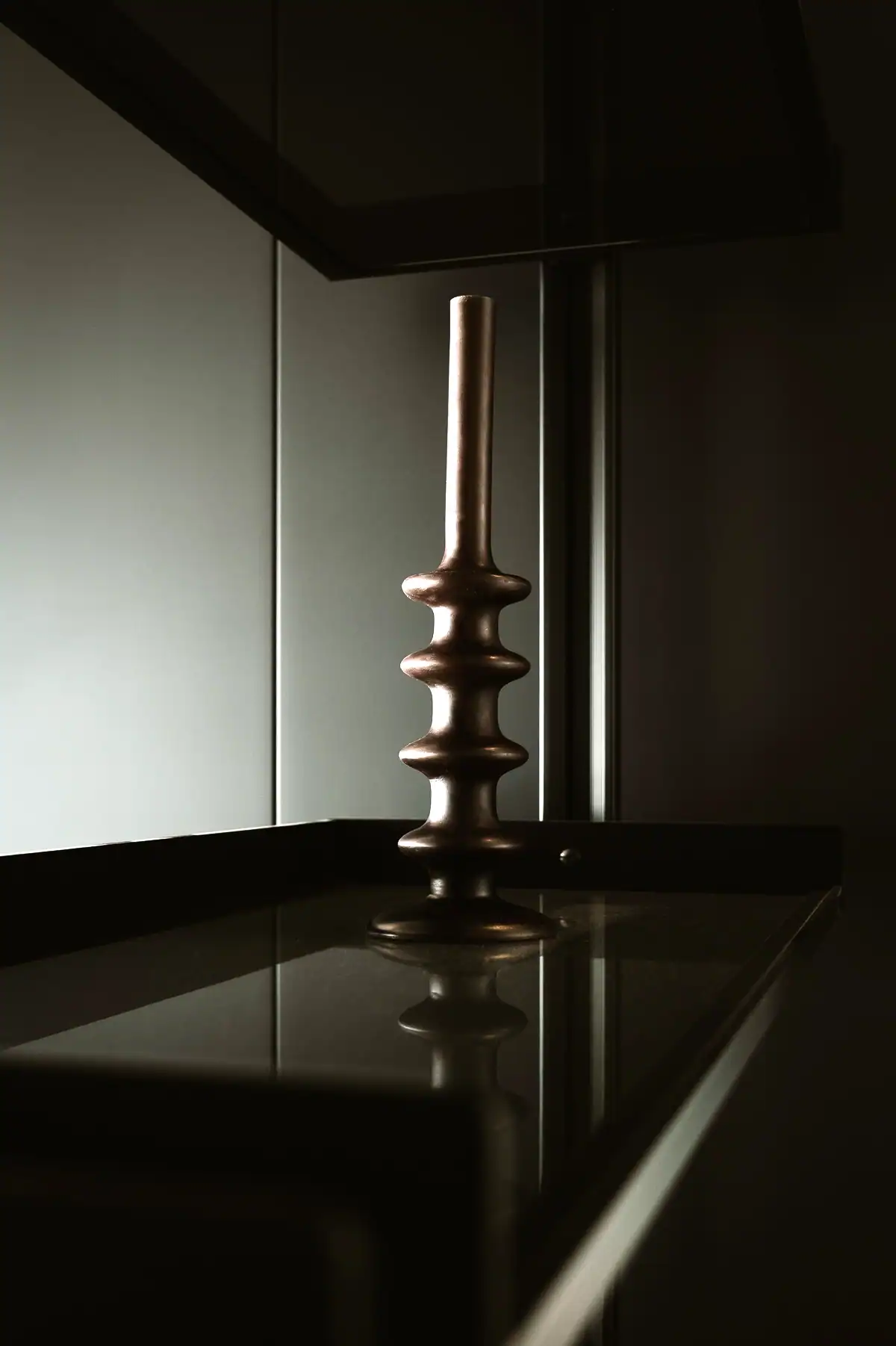 Objet décoratif sculptural en bronze sur plateau en verre fumé