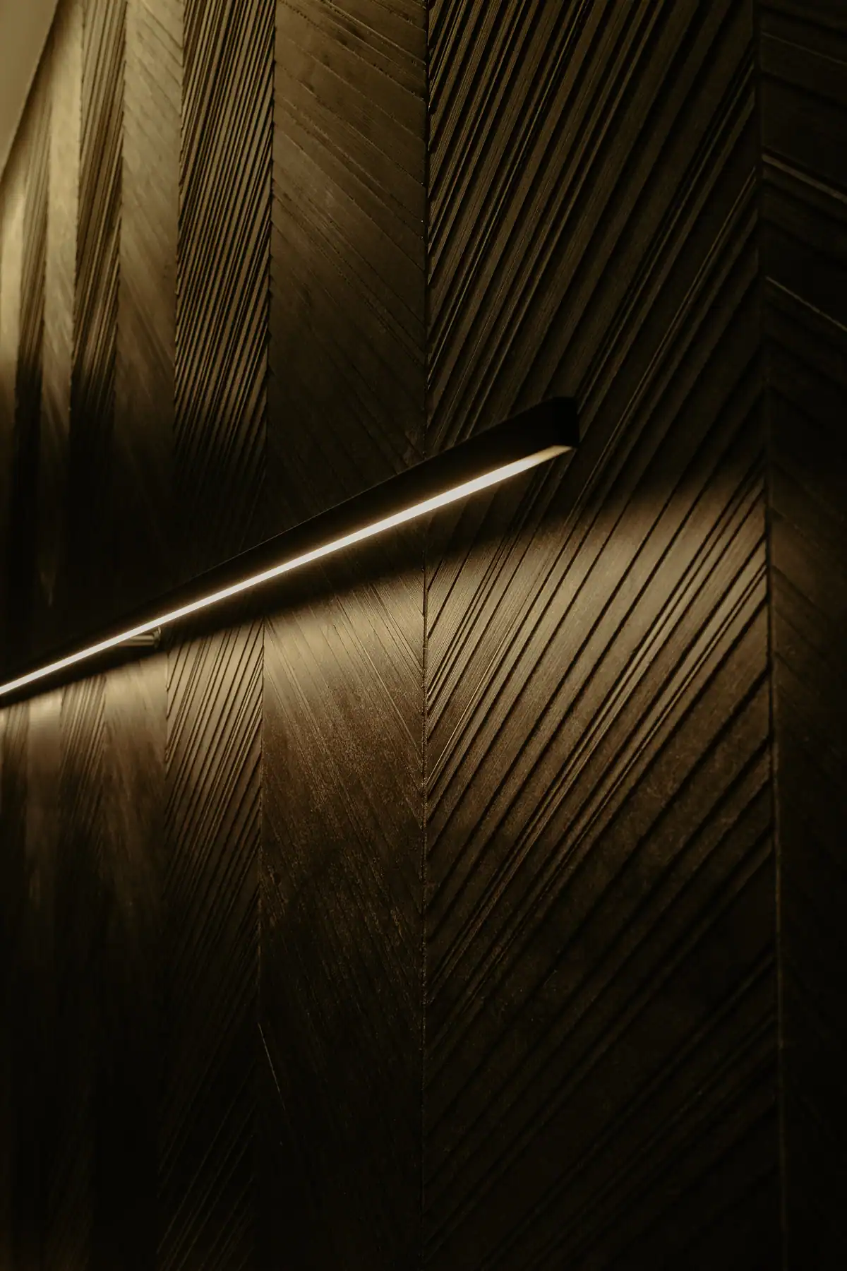 Revêtement mural Salvatori motif Chevron avec applique LED linéaire noire