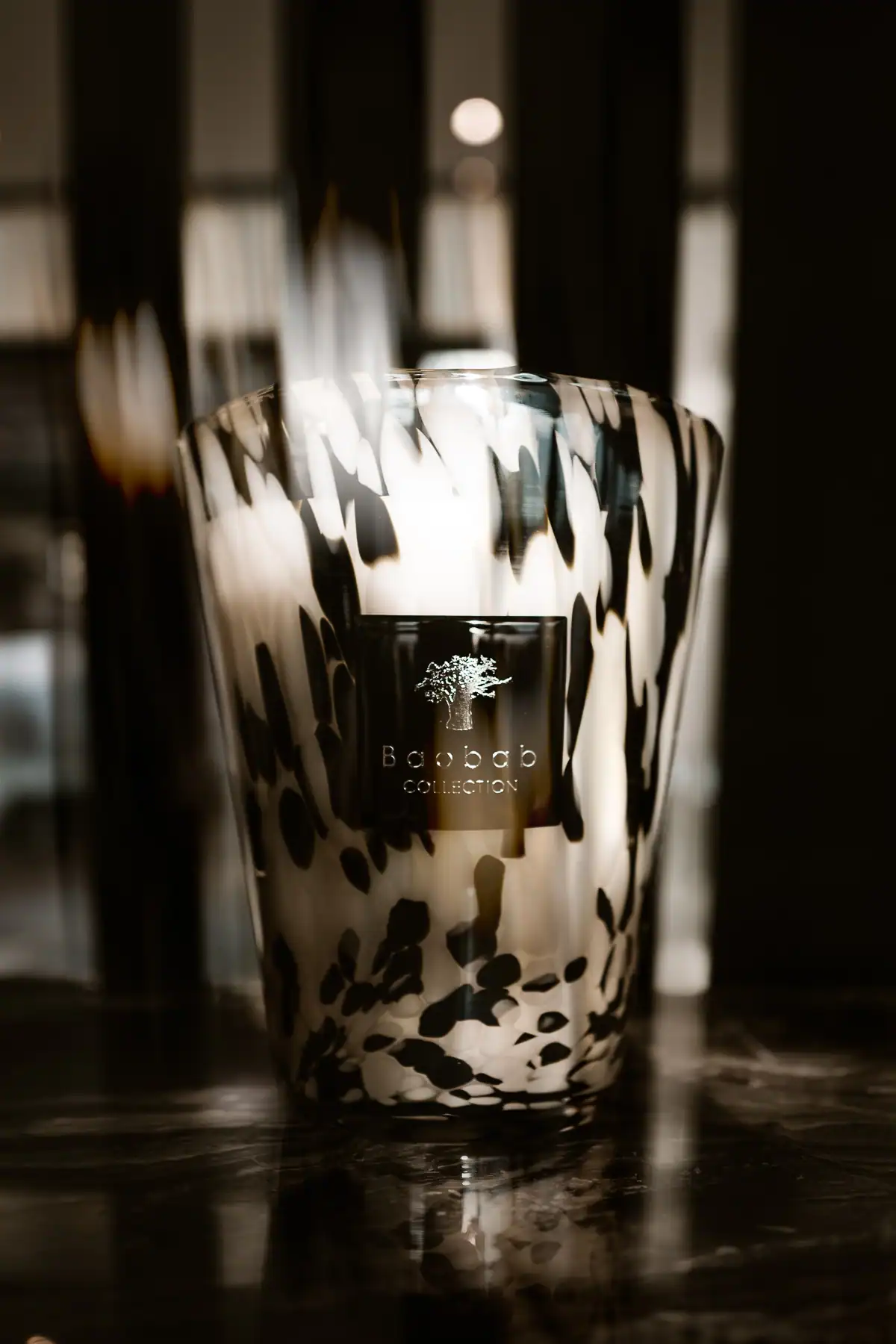 Bougie Baobab Collection Black Pearls en verre soufflé noir et blanc