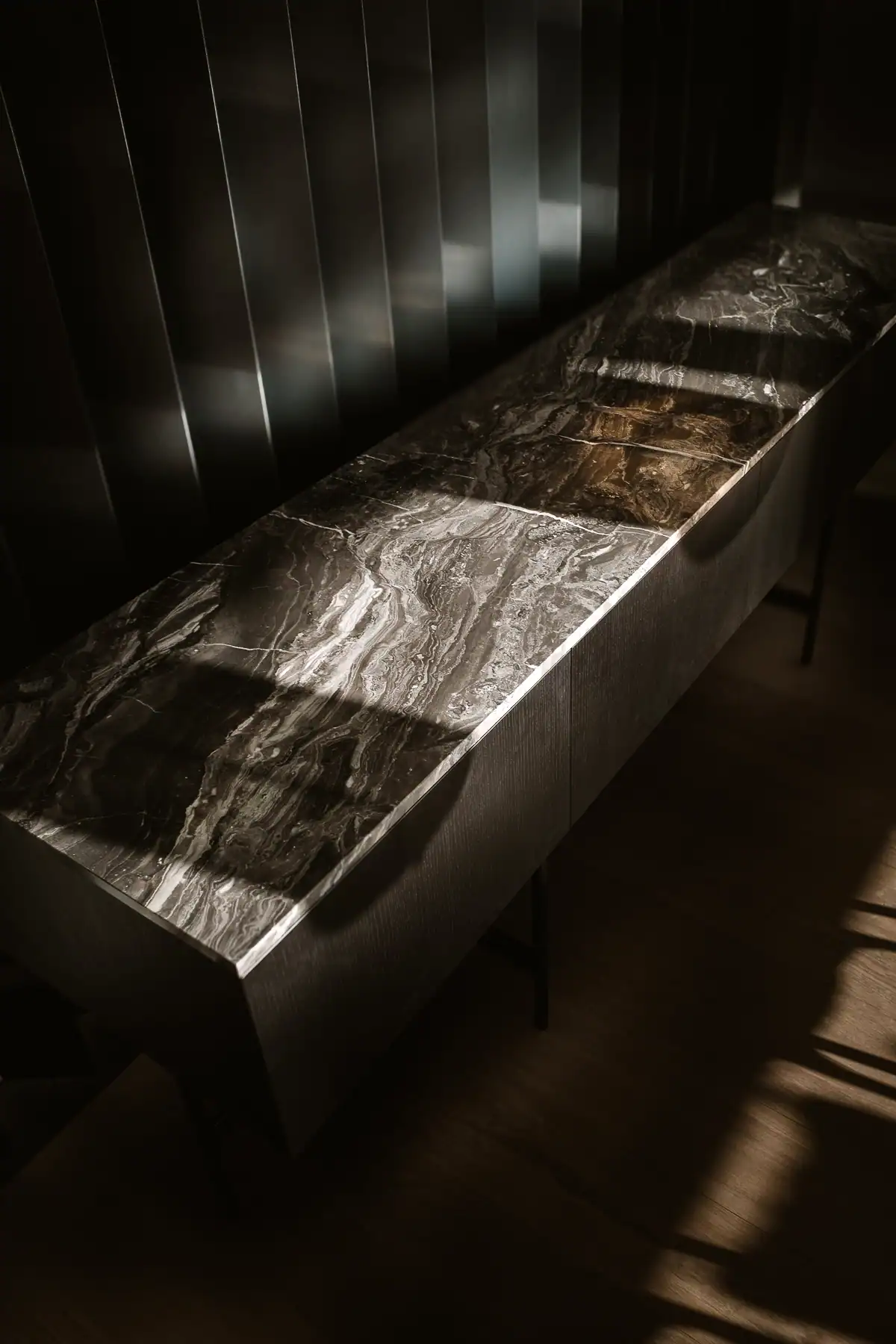 Console contemporaine avec plateau en pierre naturelle sombre veinée