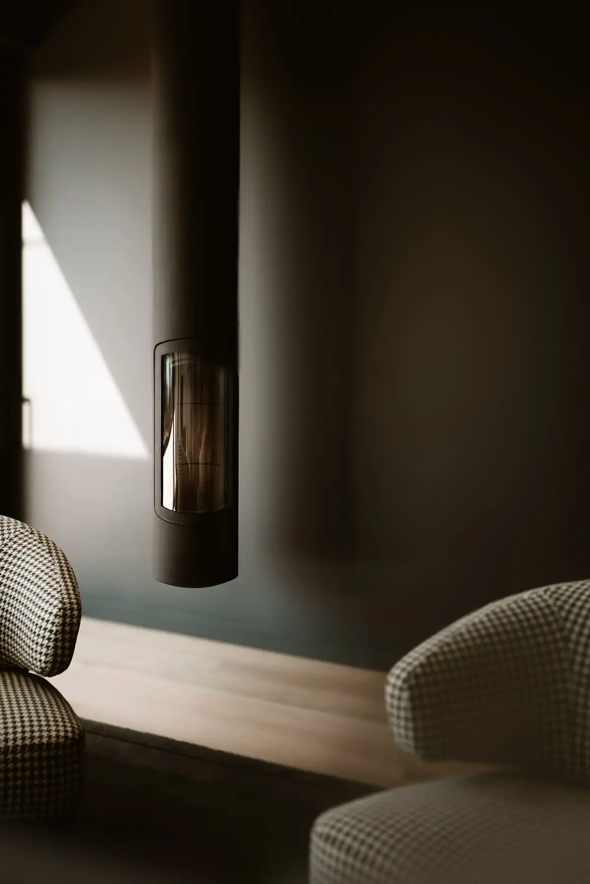 Foyer suspendu Focus Slimfocus dans un salon contemporain