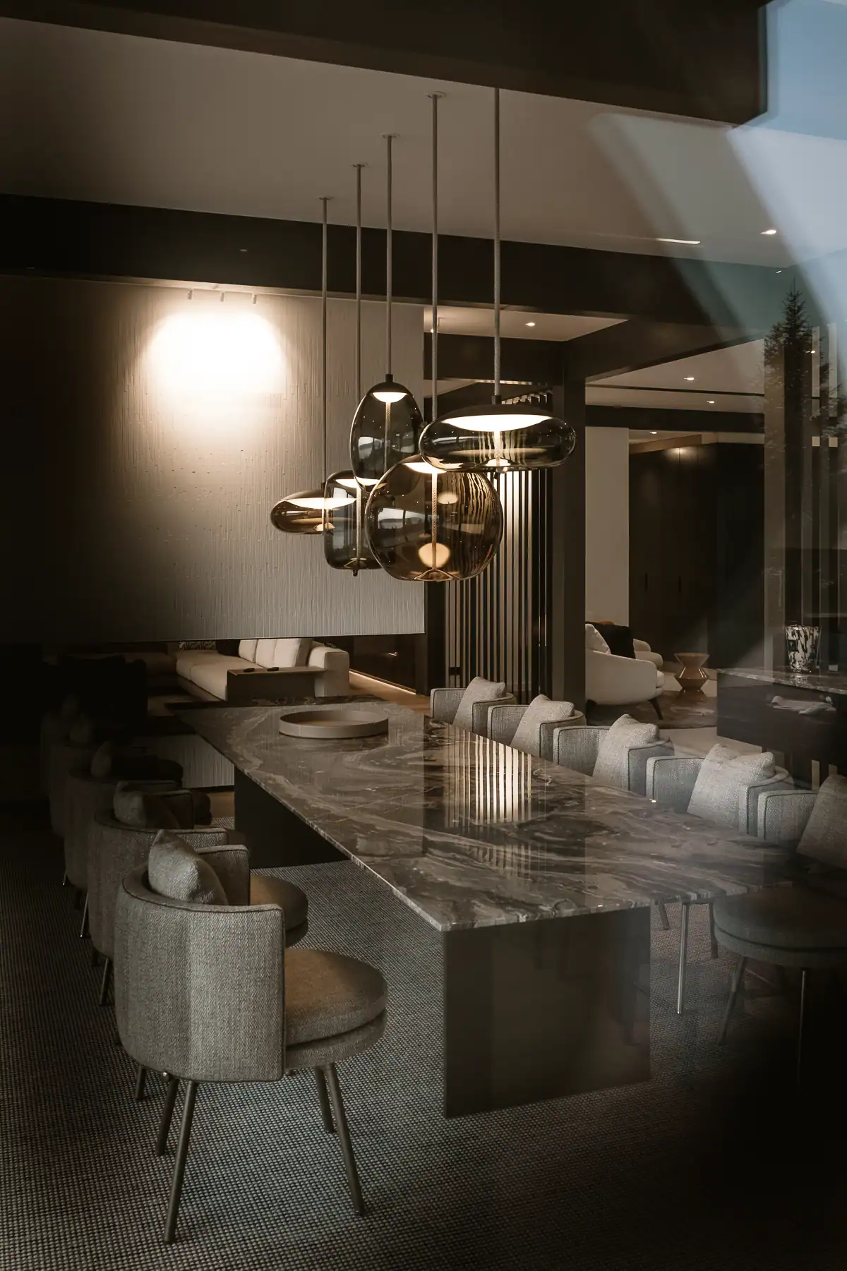 Salle à manger contemporaine avec table et fauteuils B&B Italia sous suspensions Brokis Knot
