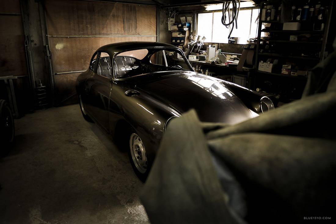 Porsche 356 en restauration dans un atelier automobile près de Genève