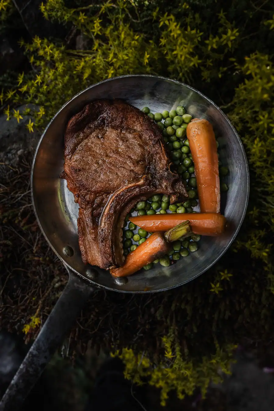 Côte de porc rôtie avec légumes cuisinée en alpage suisse