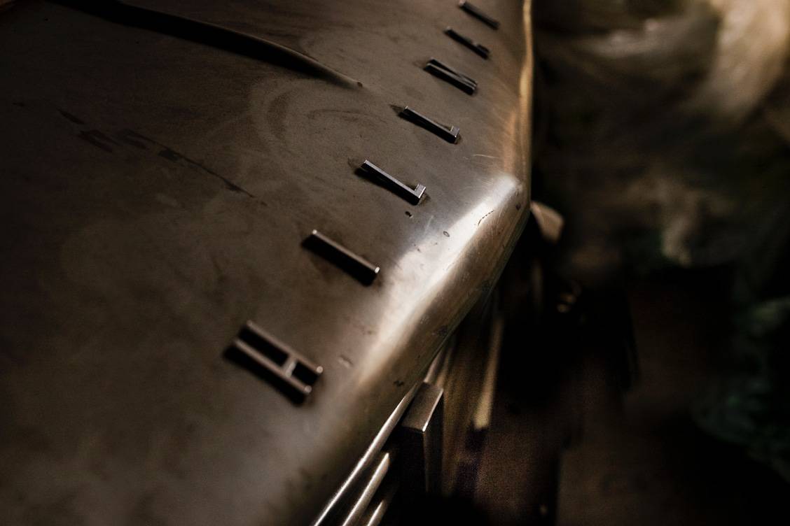 Détail de carrosserie d’une voiture de collection en cours de restauration