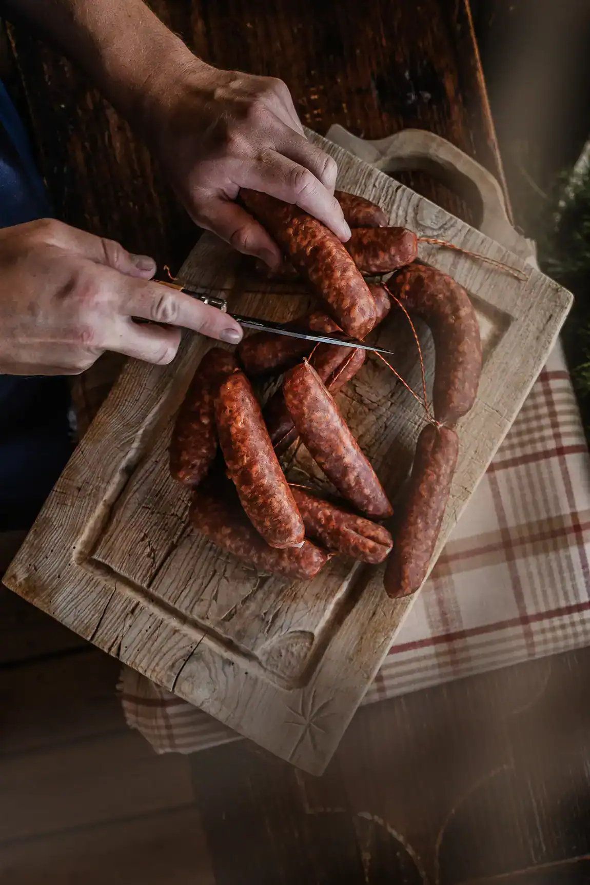 Préparation de saucisses artisanales dans un alpage suisse