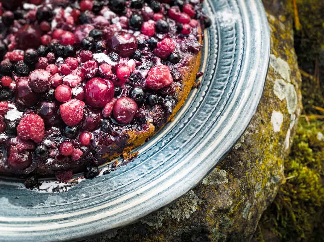 Tarte artisanale aux fruits rouges photographiée dans un alpage suisse