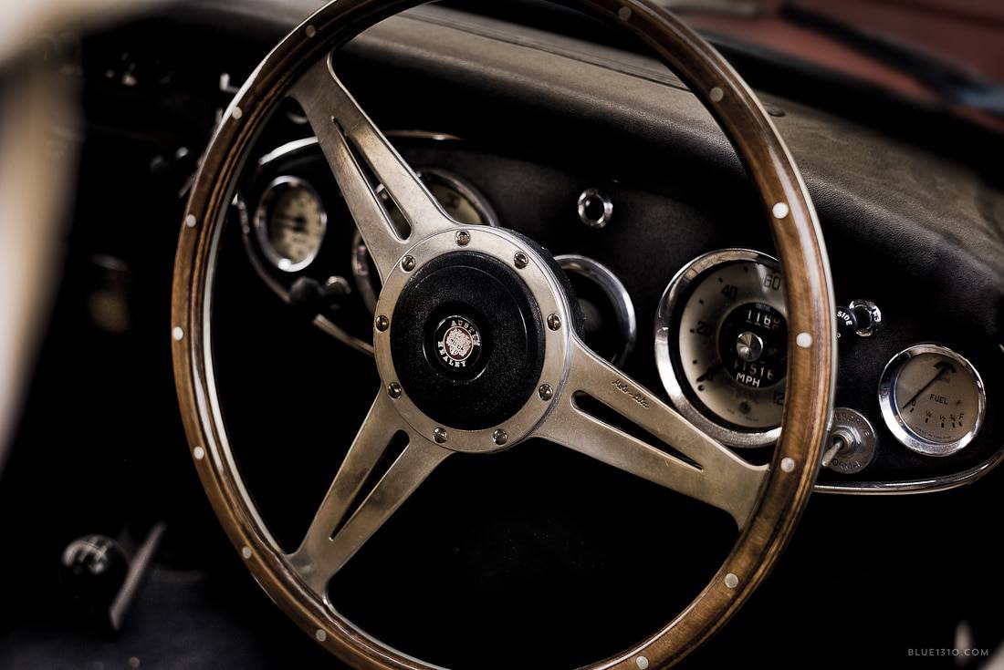 Volant en bois et tableau de bord d’une Jaguar Type E ancienne